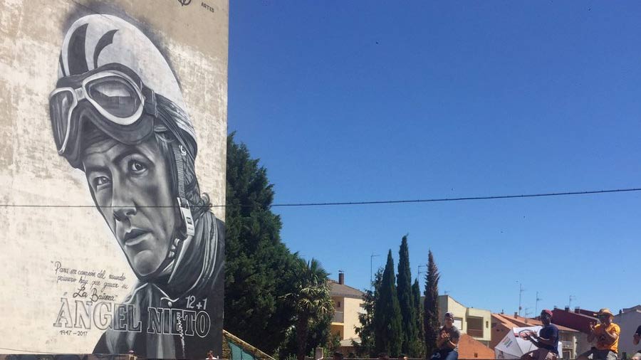 La Bañeza rinde homenaje a Ángel Nieto con un enorme mural