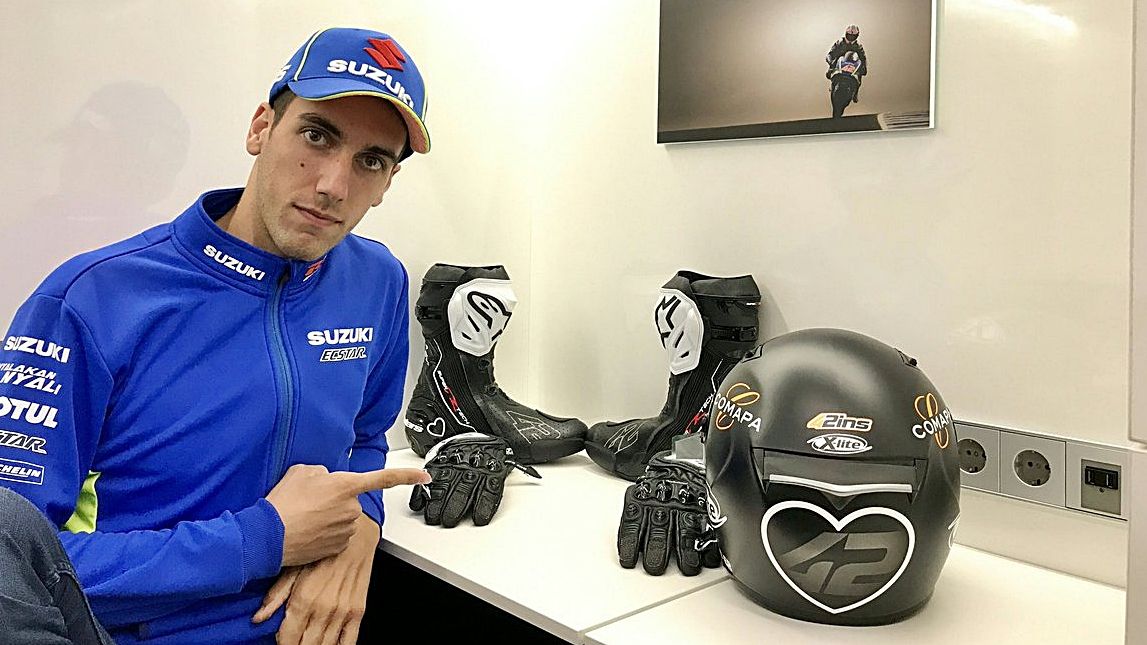 Álex Rins homenajea a las víctimas de Barcelona