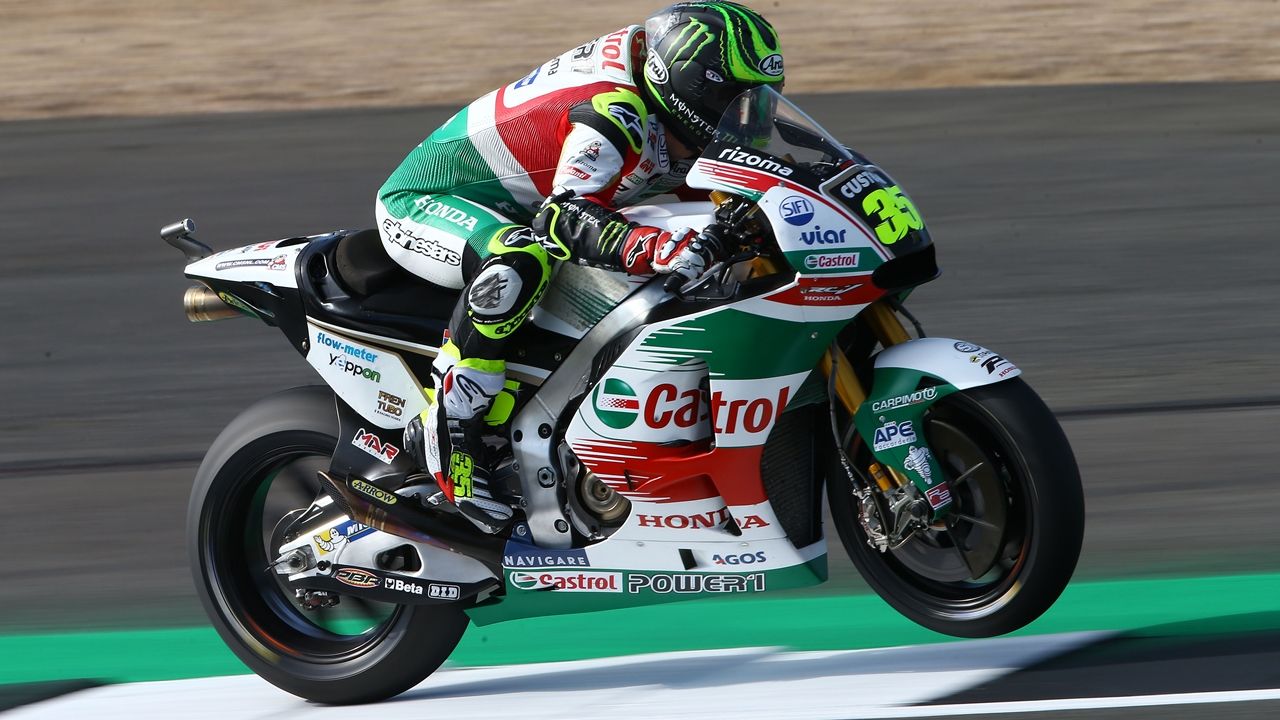Cal Crutchlow manda en casa y Marc Márquez se cae por partida doble