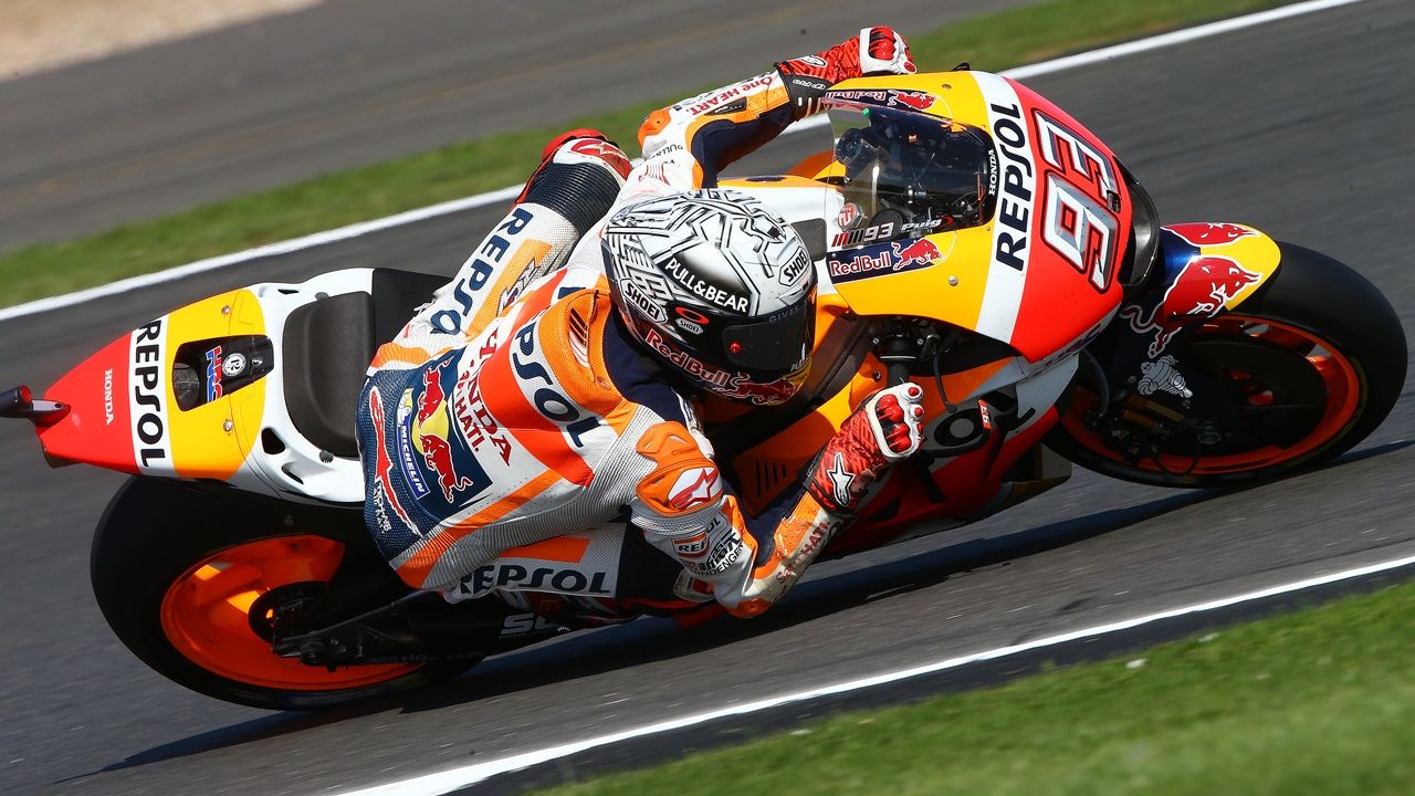 Marc Márquez cruza la frontera en Silverstone y hace la pole ante Valentino Rossi