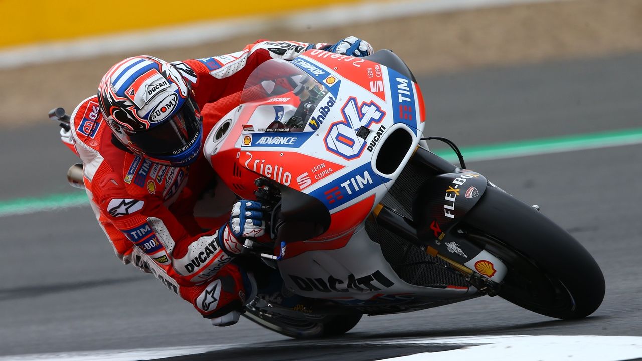 Victoria y liderato para Andrea Dovizioso tras la rotura de motor de Marc Márquez