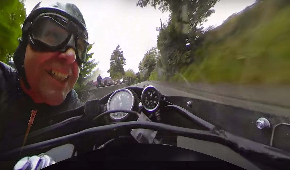 La Isla de Man sobre la Honda RC165 250 de seis cilindros