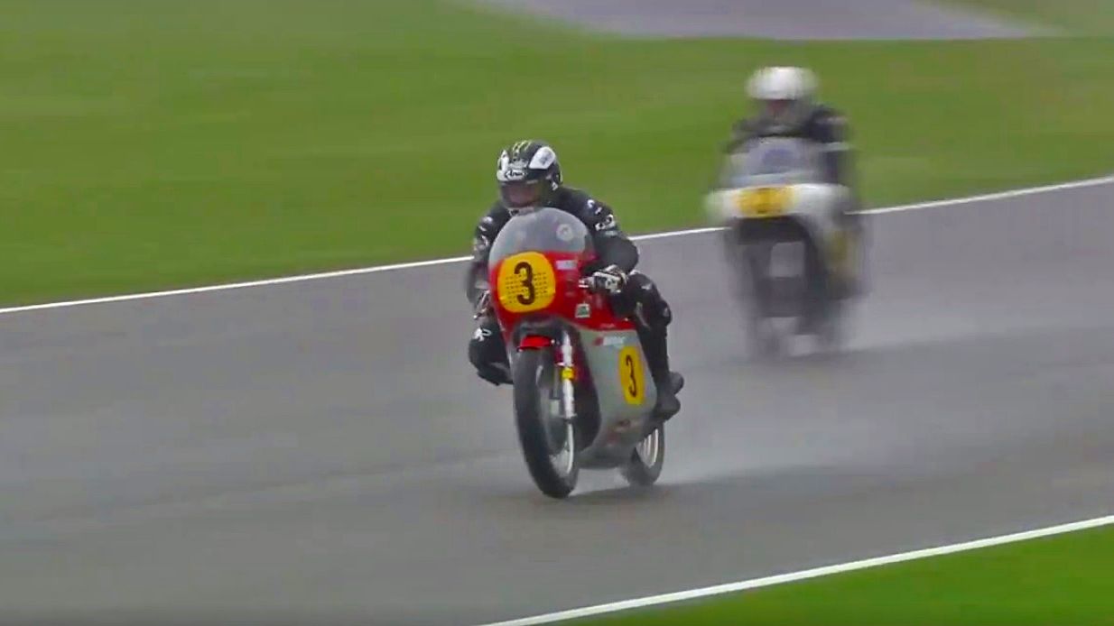 Increíble vuelta en mojado de Michael Dunlop sobre la MV Agusta de 1966