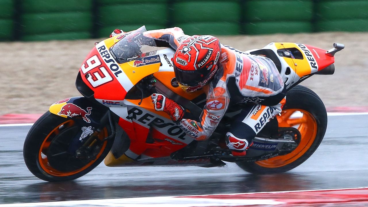 Marc Márquez bate a un gran Danilo Petrucci en Misano y recupera el liderato de MotoGP