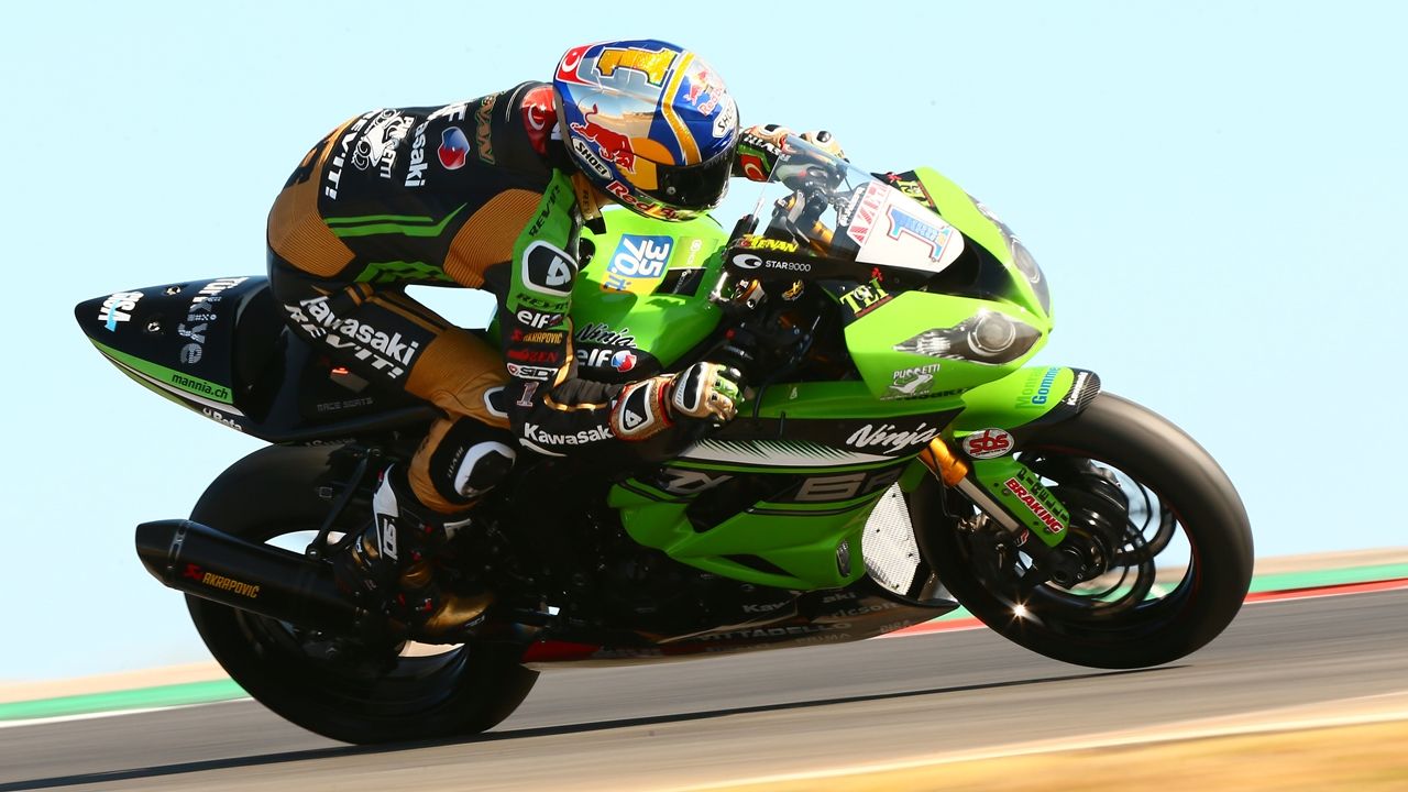 Kenan Sofuoglu bate a Lucas Mahias por milésimas y le quita el liderato de Supersport