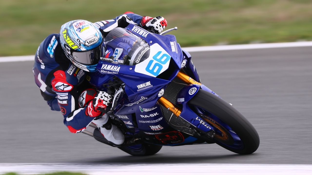 Niki Tuuli estrena su palmarés y Lucas Mahias recupera el liderato de Supersport