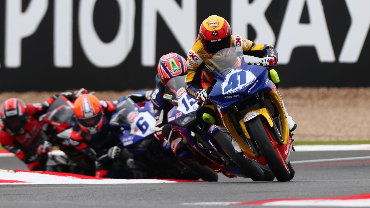 Marc García gana y llegará líder a la cita final del Mundial de Supersport 300