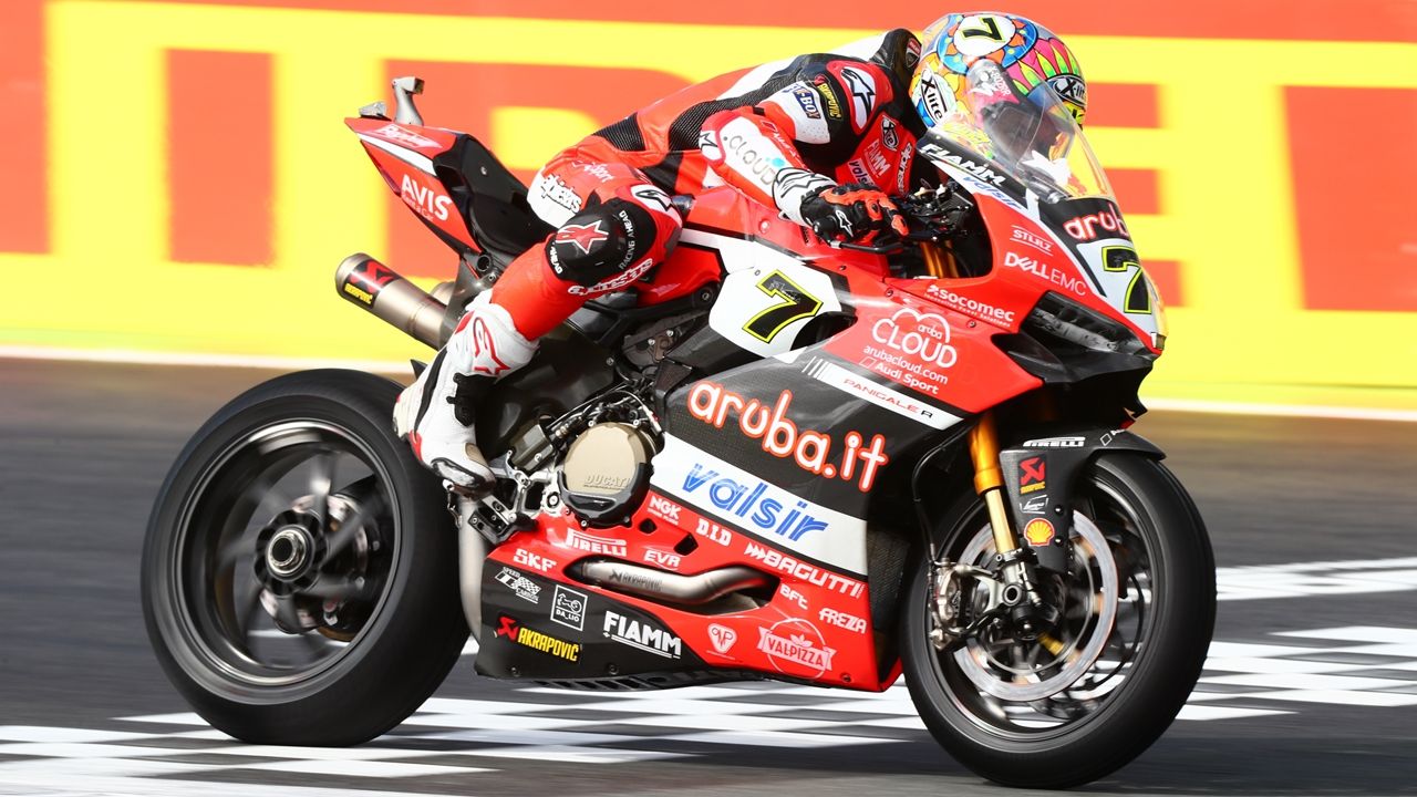 Chaz Davies gana tras el abandono de Jonathan Rea y Xavi Forés roza el podio