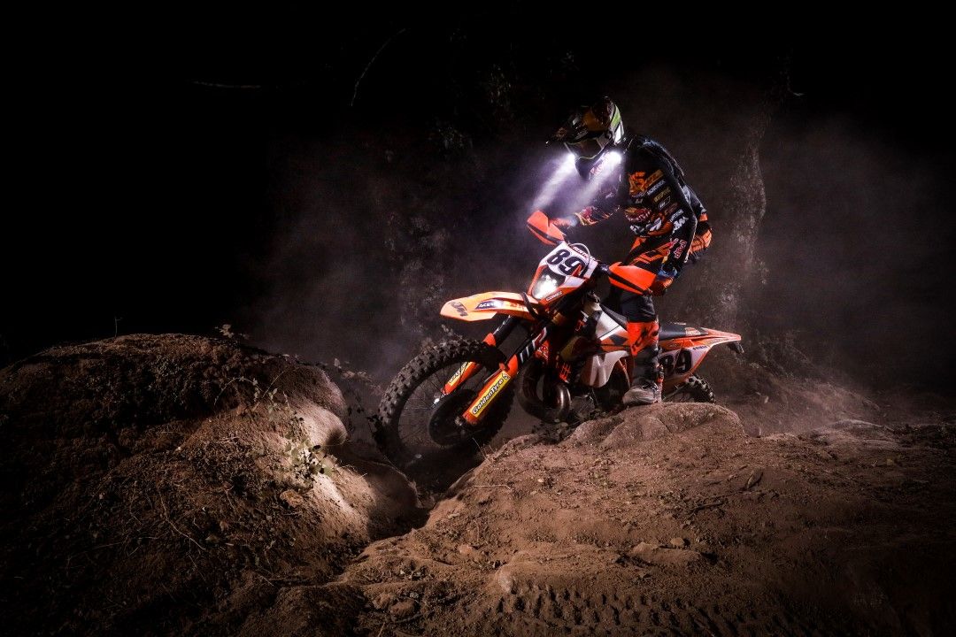 Iluminación para enduro nocturno, con Alfredo Gómez