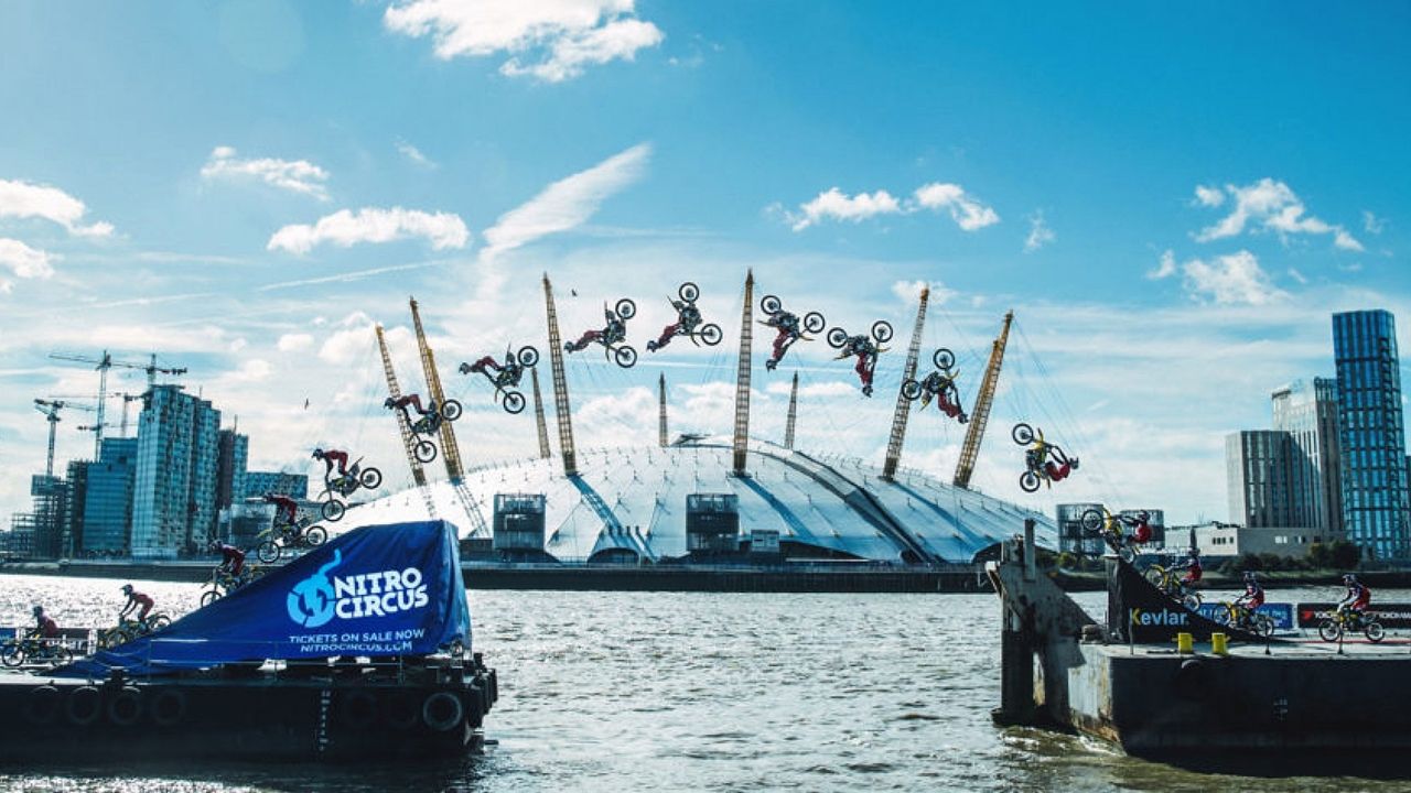 Travis Pastrana ejecuta un backflip entre dos barcos flotando en el río Támesis