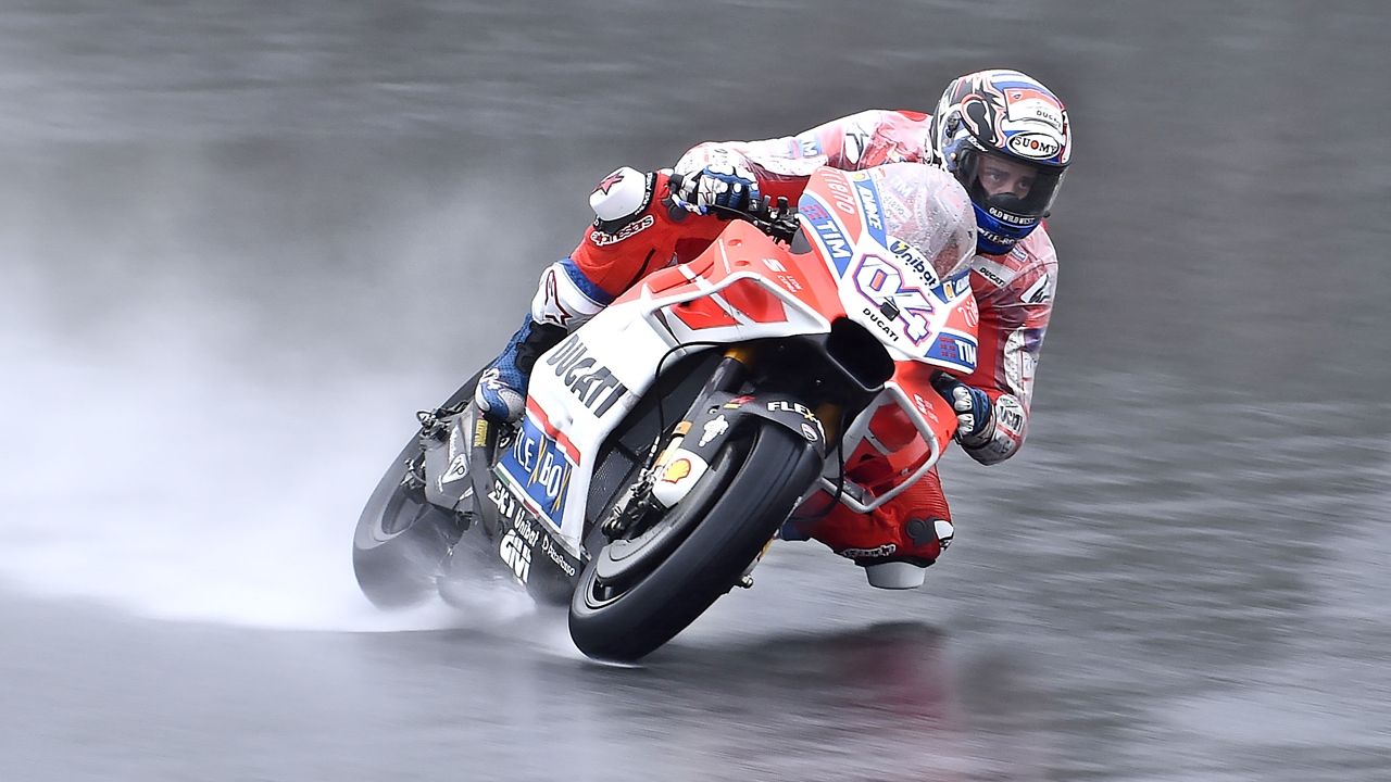 Andrea Dovizioso supera a Marc Márquez, que sufre su 23ª caída de la temporada