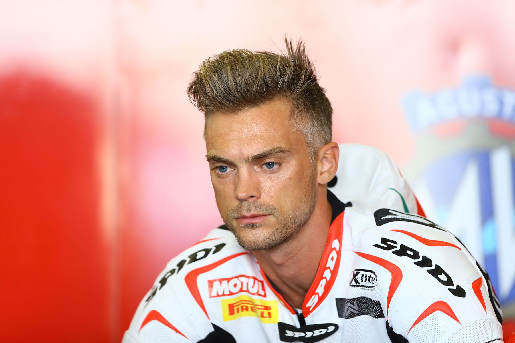 Red Bull Honda ata a Leon Camier para 2018
