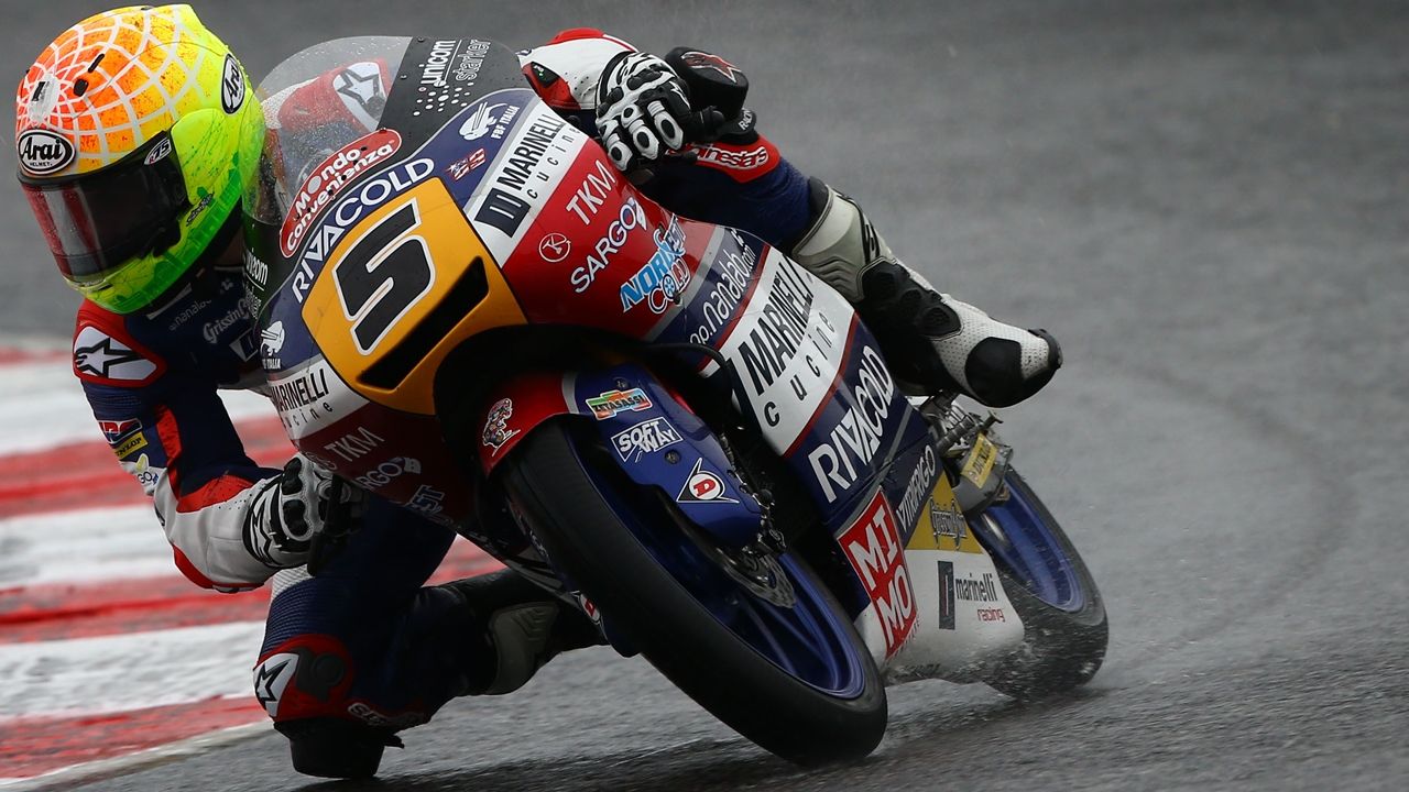 Romano Fenati presiona bajo la lluvia y Joan Mir sufre una caída
