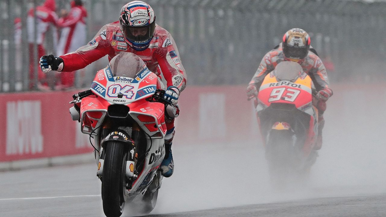 Andrea Dovizioso incendia MotoGP 2017 batiendo a Marc Márquez en una lucha épica
