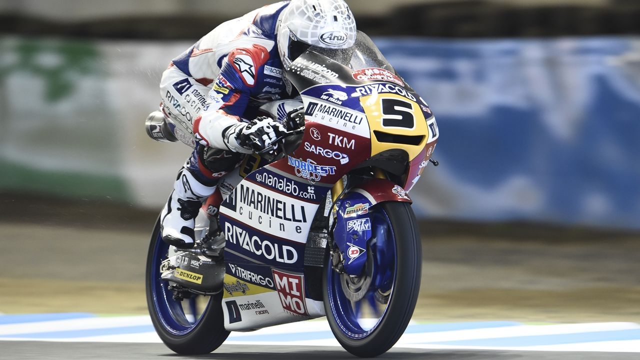Romano Fenati vence en un triplete italiano y Joan Mir guarda la ropa en la piscina de Japón