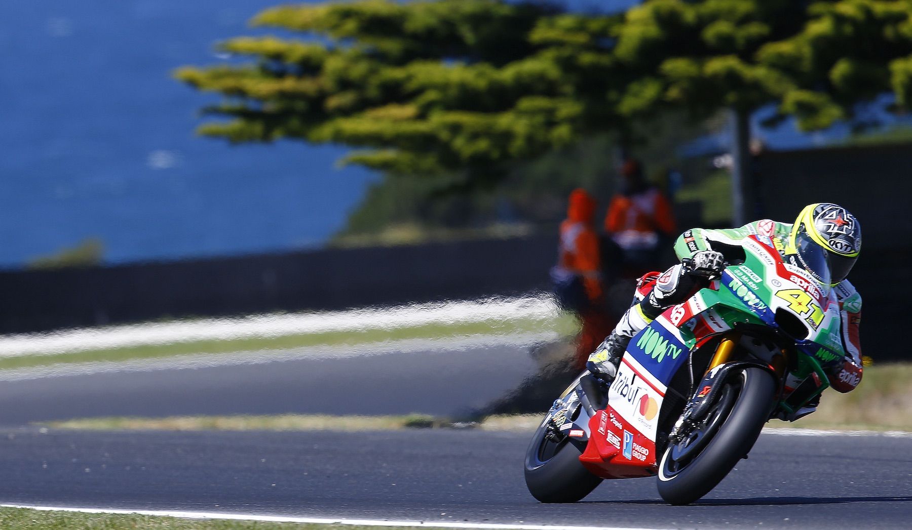 Aleix Espargaró sorprende y se pone al frente de MotoGP en Phillip Island