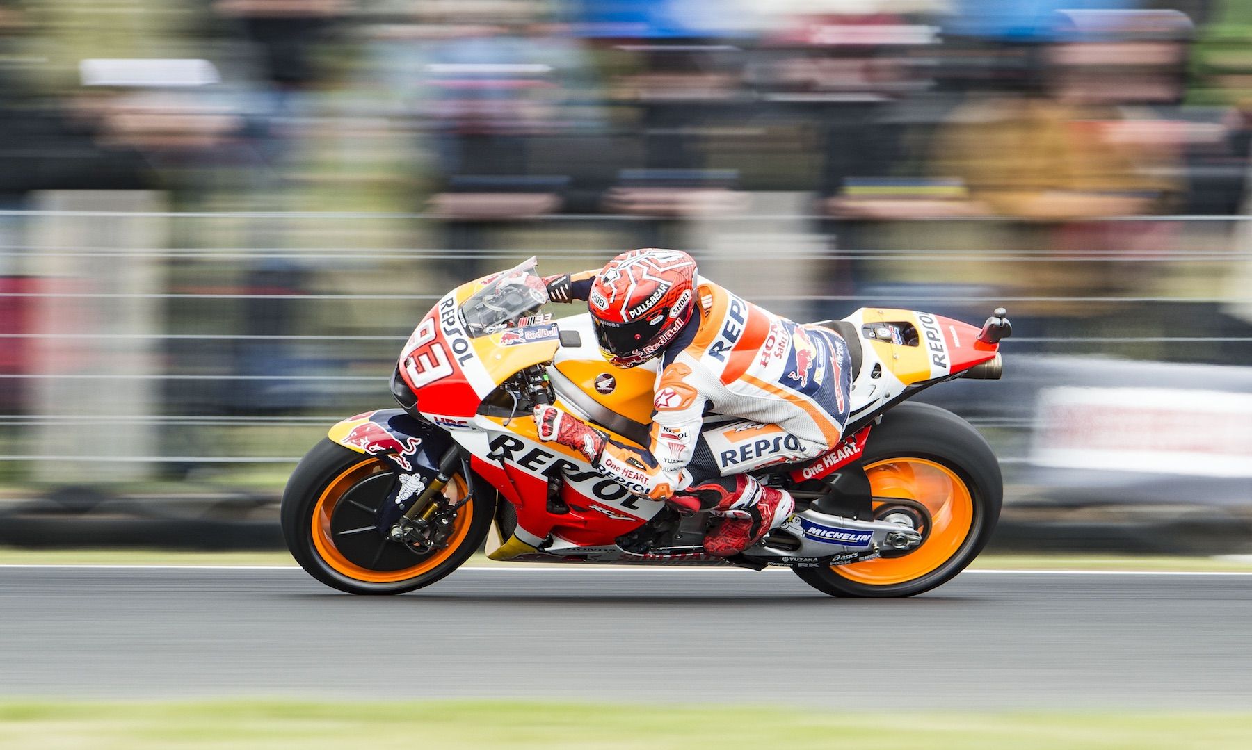 Marc Márquez se impone en una carrera épica y endereza el campeonato