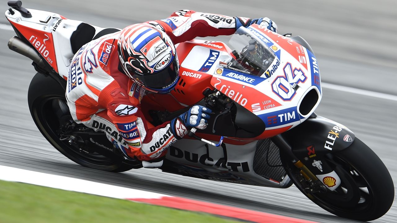 Andrea Dovizioso bate al 'Mapping 8' de Jorge Lorenzo y evita el título de Marc Márquez