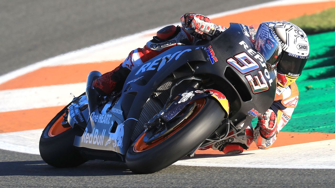Marc Márquez supera a Maverick Viñales y se pone al mando de MotoGP 2018