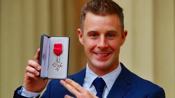 Tom Sykes aprovecha la visita de Jonathan Rea a Buckingham Palace