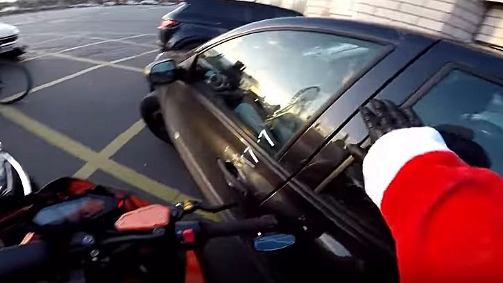 El vídeo del Santa Claus motero que se convierte en héroe de la carretera