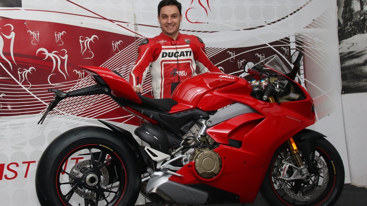 El stunt Emilio Zamora estrena la nueva Ducati Panigale V4S en La Leyenda Continúa