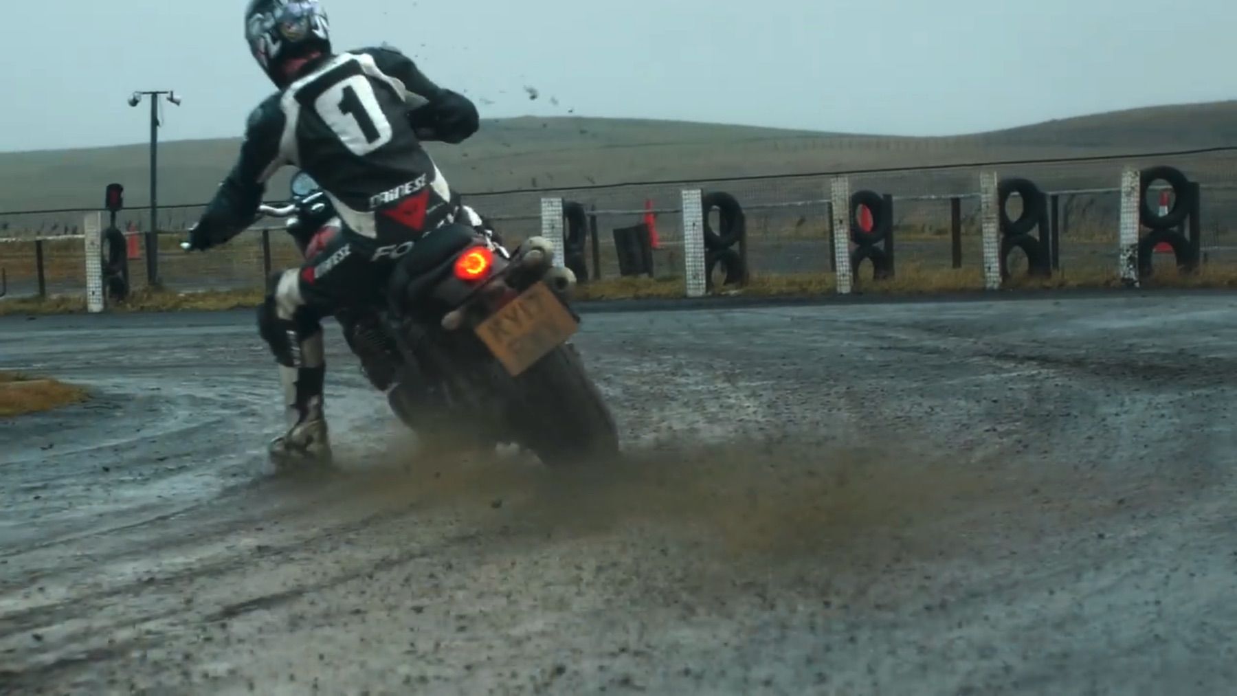 Carl Fogarty saca el lado más gamberro de la Triumph Street Scrambler en la pista de Flat Track