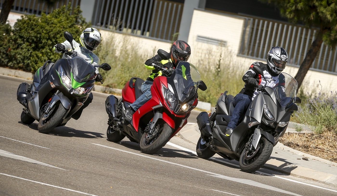Comparativa Scooters 300: Kawasaki J300 vs Kymco Super Dink vs Yamaha XMAX 300