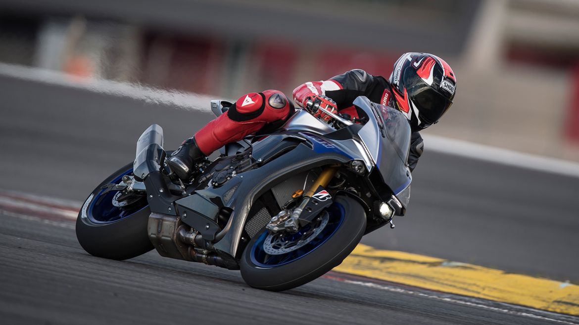 Yamaha YZF-R1M 2018, prueba, ficha técnica y primeras impresiones