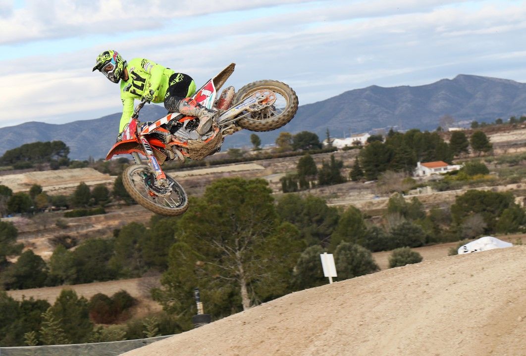 Victorias de Jose Butrón (MX1), Iker Larrañaga (MX2) y Mario Lúcas (MX125) en el inicio del Campeonato de España MX.