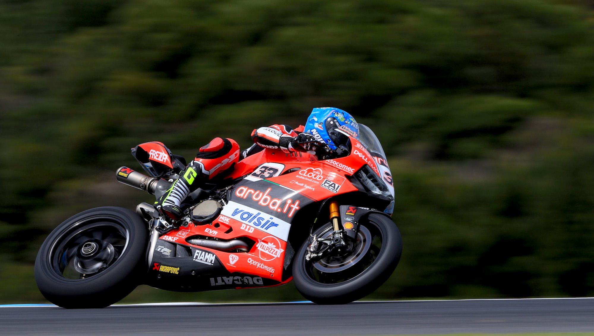 Marco Melandri se impone a Tom Sykes en una excelente primera carrera de SBK