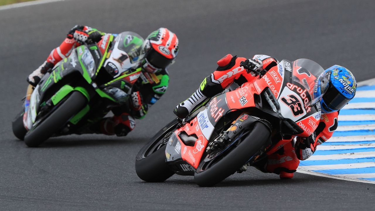 Marco Melandri bate a Jonathan Rea por milésimas y Xavi Forés sube al podio