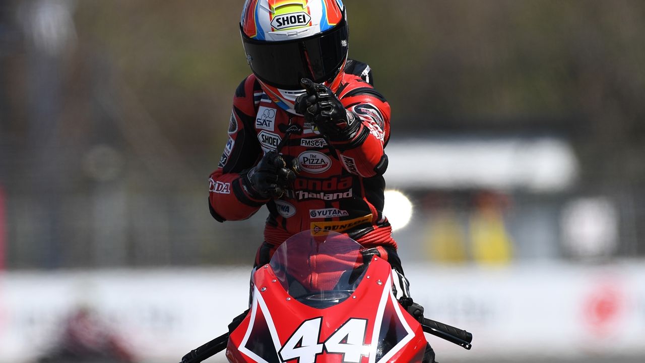 La tailandesa Muklada Sarapuech hace historia para el motociclismo femenino