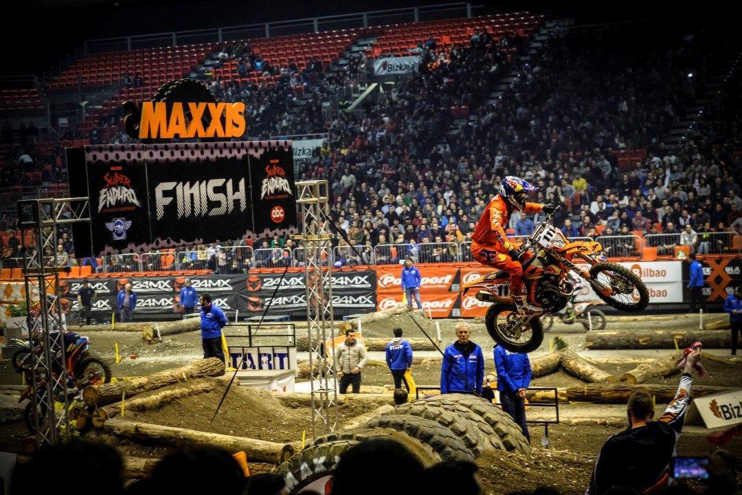 Taddy Blazusiak pone al rojo el Mundial de Superenduro tras su triunfo en Bilbao