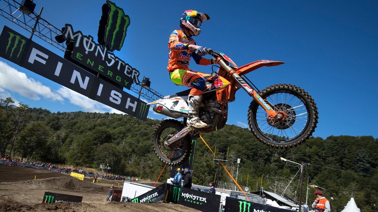MX2 2018: El campeón Pauls Jonass arrasa y los españoles salvan un día difícil