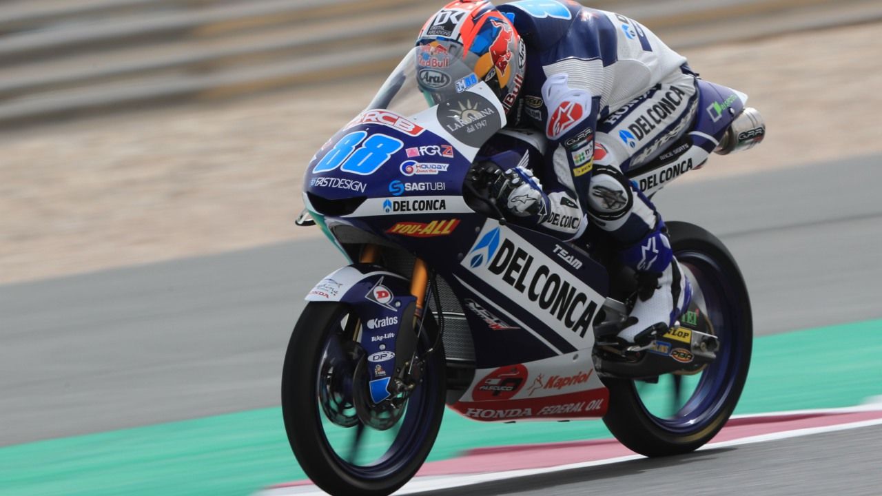 Jorge Martín machaca el récord de Qatar y lanza el primer aviso en Moto3