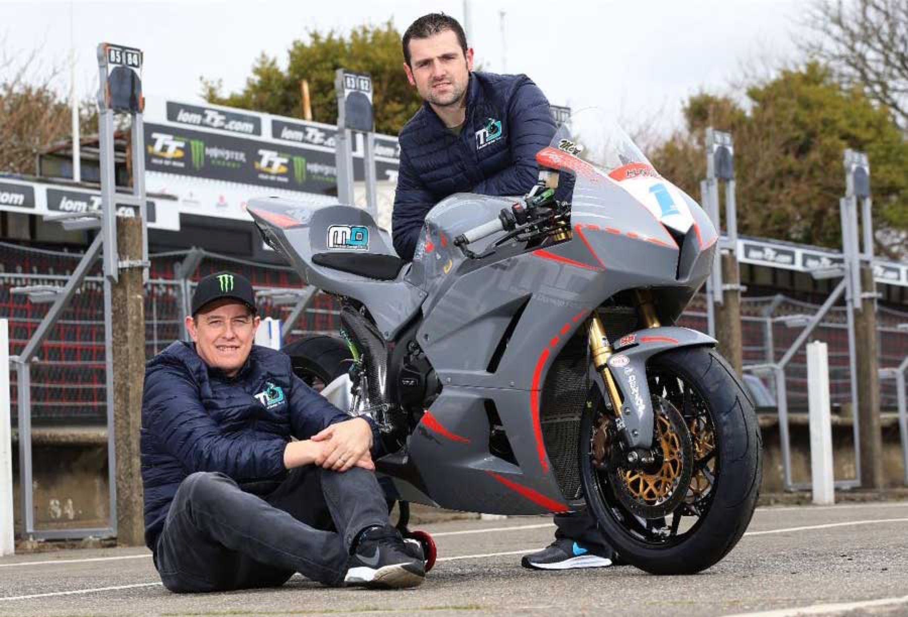 John McGuinness correrá para y junto a su rival Michael Dunlop en el Tourist Trophy