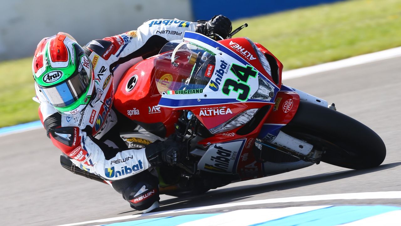 Davide Giugliano vuelve al Mundial de Superbike con la Aprilia de Eugene Laverty