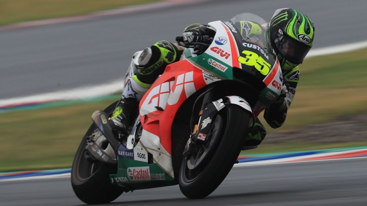 Cal Crutchlow gana, Álex Rins hace podio y Marc Márquez tira a Valentino Rossi