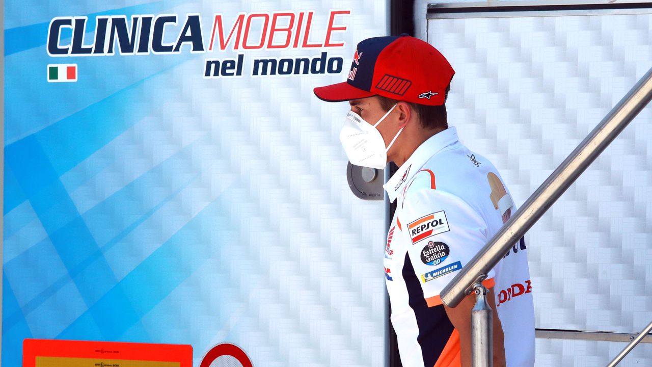 Alberto Puig: “Márquez se probará el sábado y si hay riesgo cancelaremos la carrera”