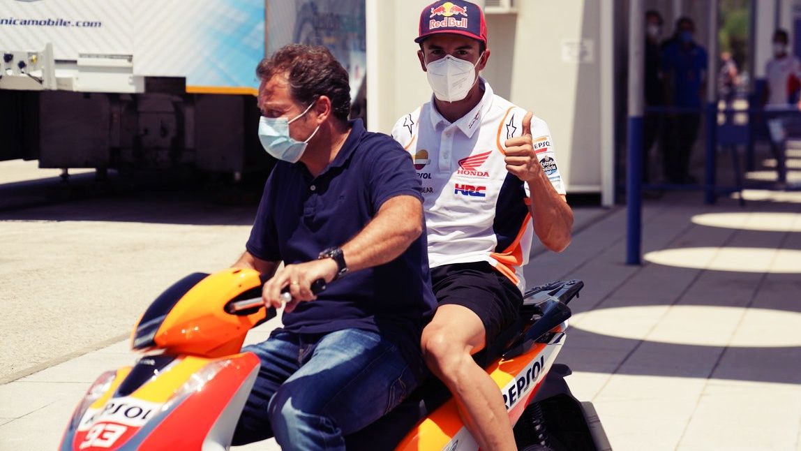 Marc Márquez recibe el apto de los médicos para correr el GP de Andalucía en Jerez