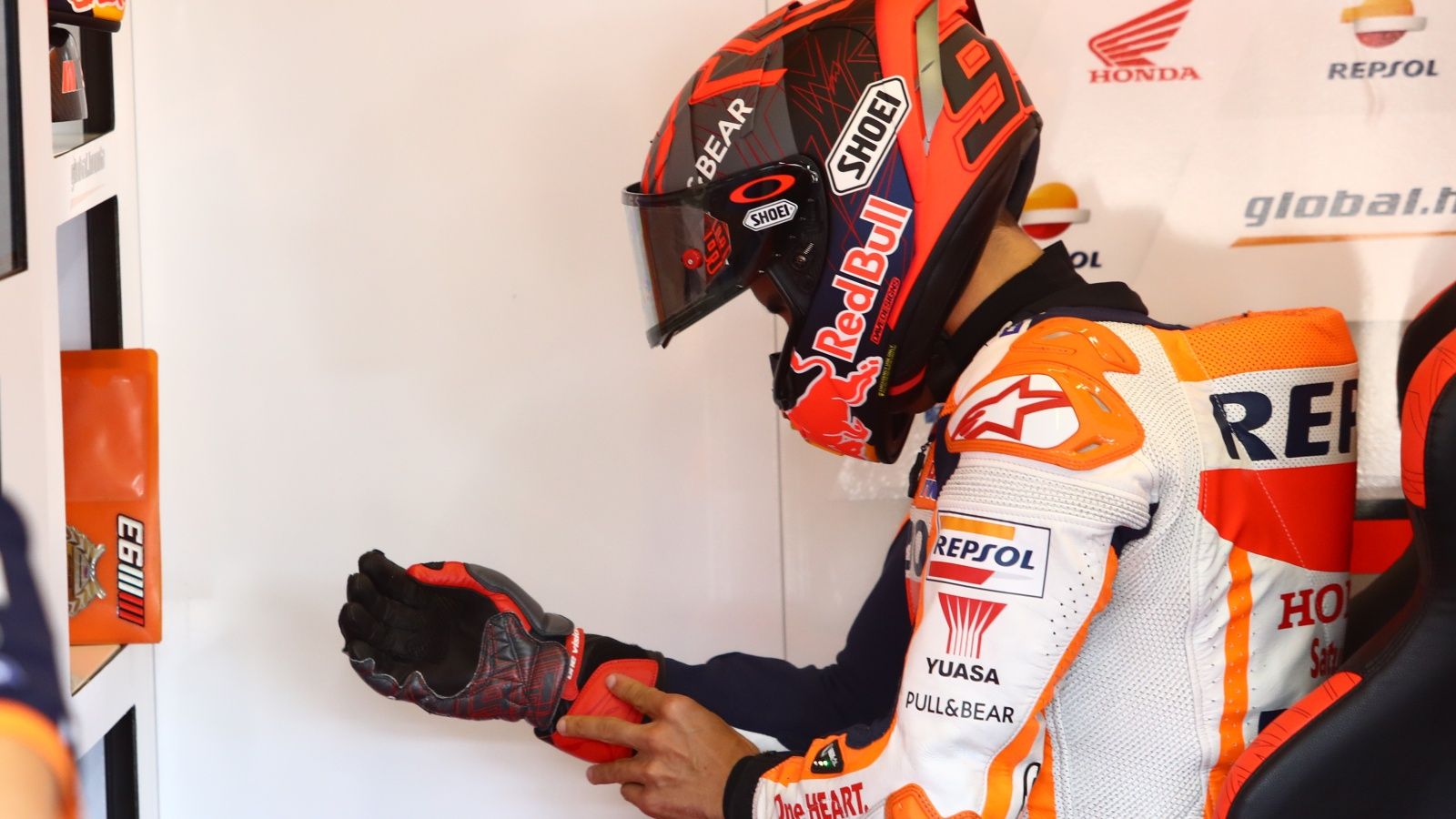 Marc Márquez en el box durante el GP de Andalucía (Fotos: Gold & Goose).