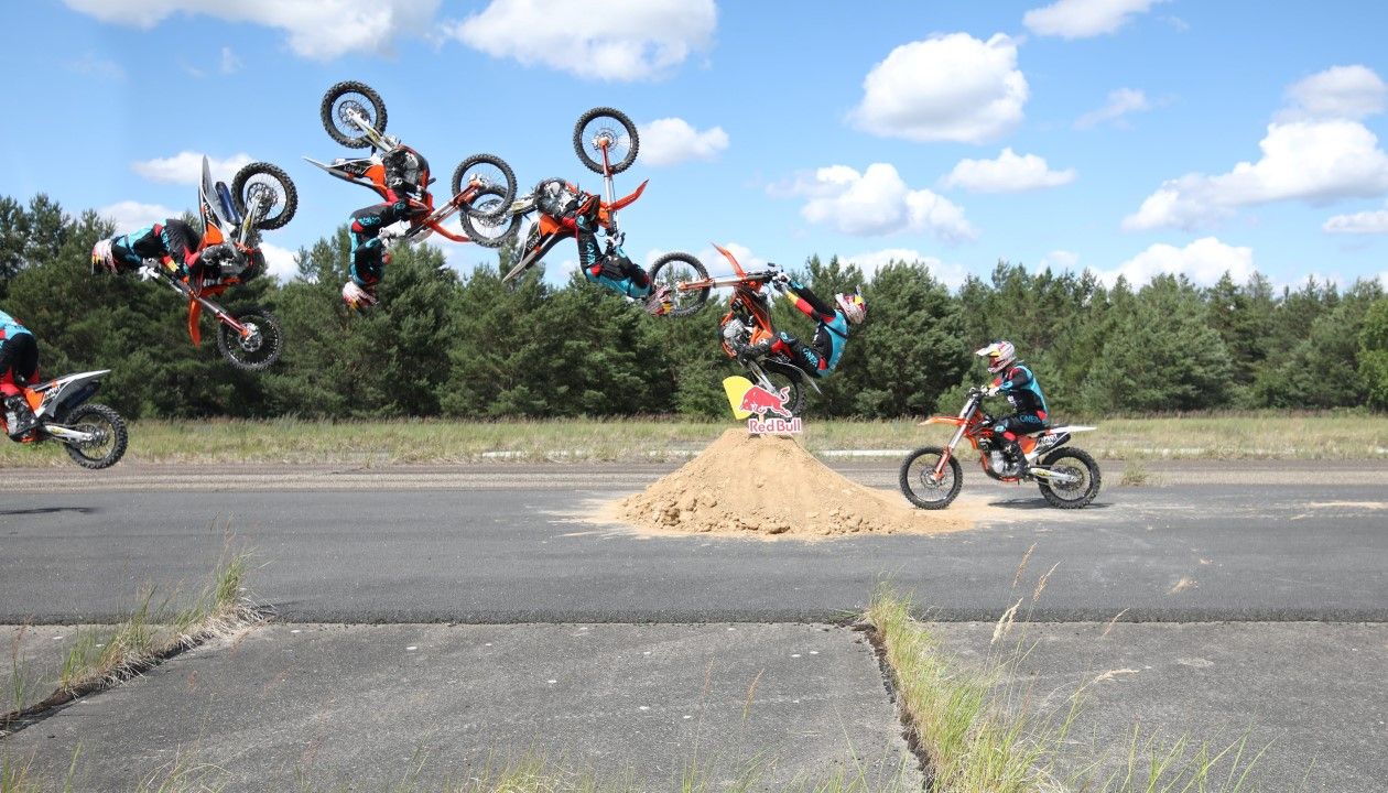 ¡Récord del mundo! 10 backflips en 30 segundos. Luc Ackermann bate la marca de Travis Pastrana
