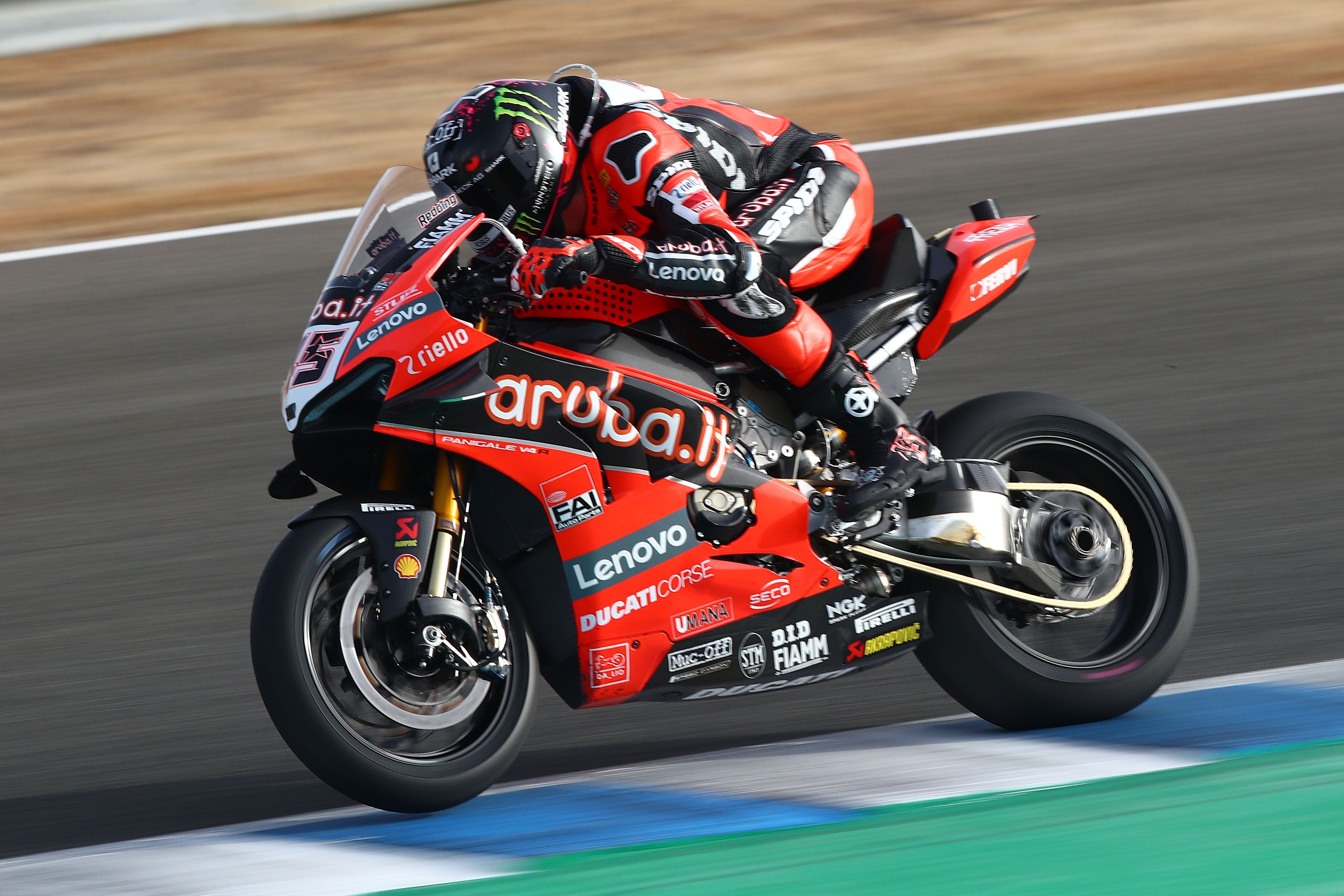 Scott Redding bate a Tom Sykes y Jonathan Rea en la batalla por la Superpole