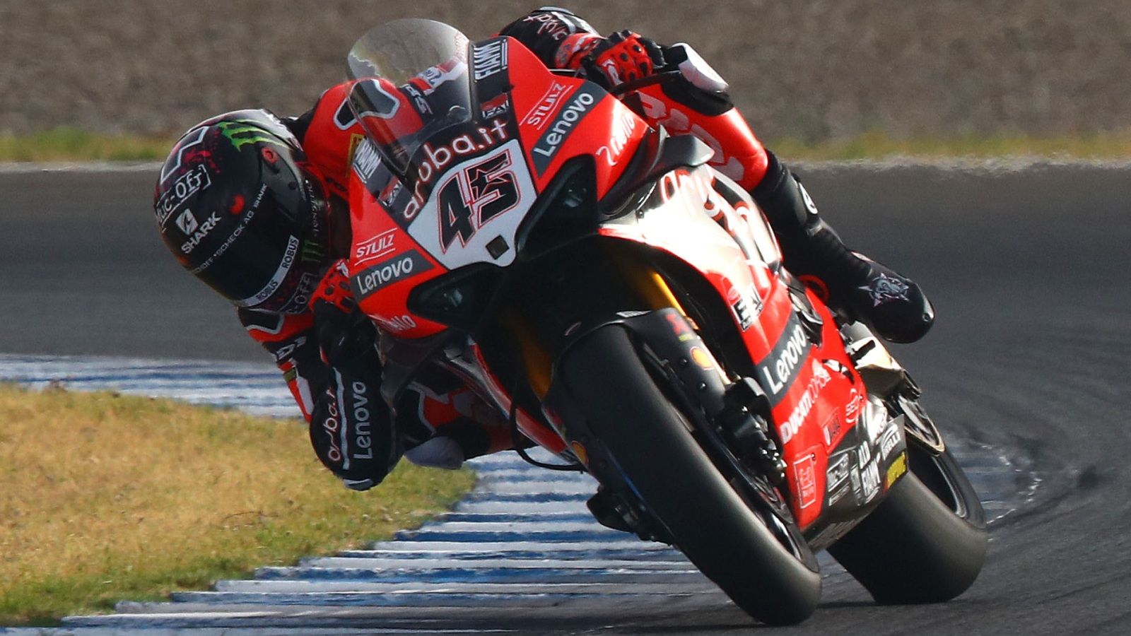Scott Redding logró su primera victoria en Superbike batiendo a Jonathan Rea en Jerez