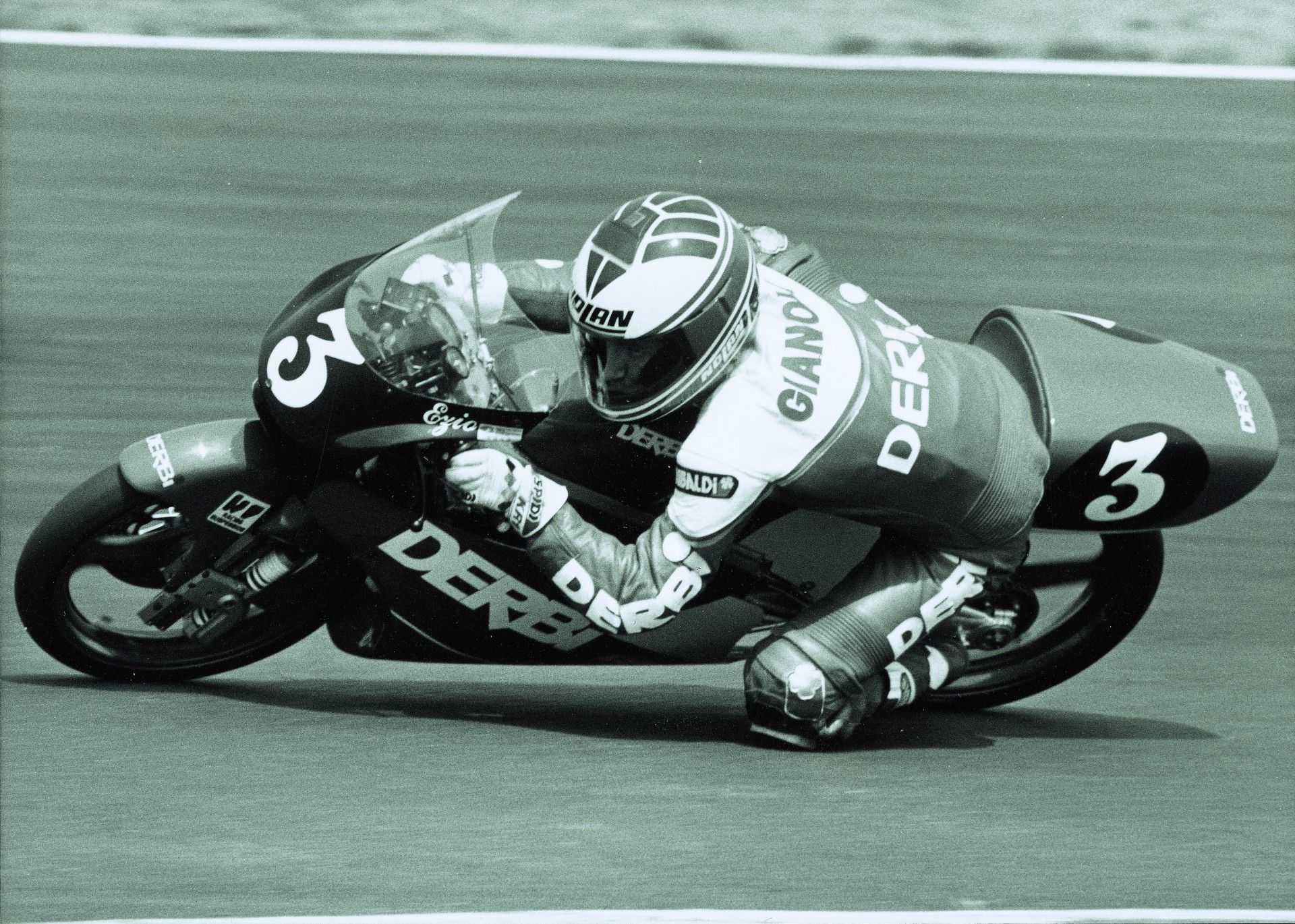 Ezio Gianola sobre la Derbi en Suzuka, en su única salida en el Mundial en 1990.