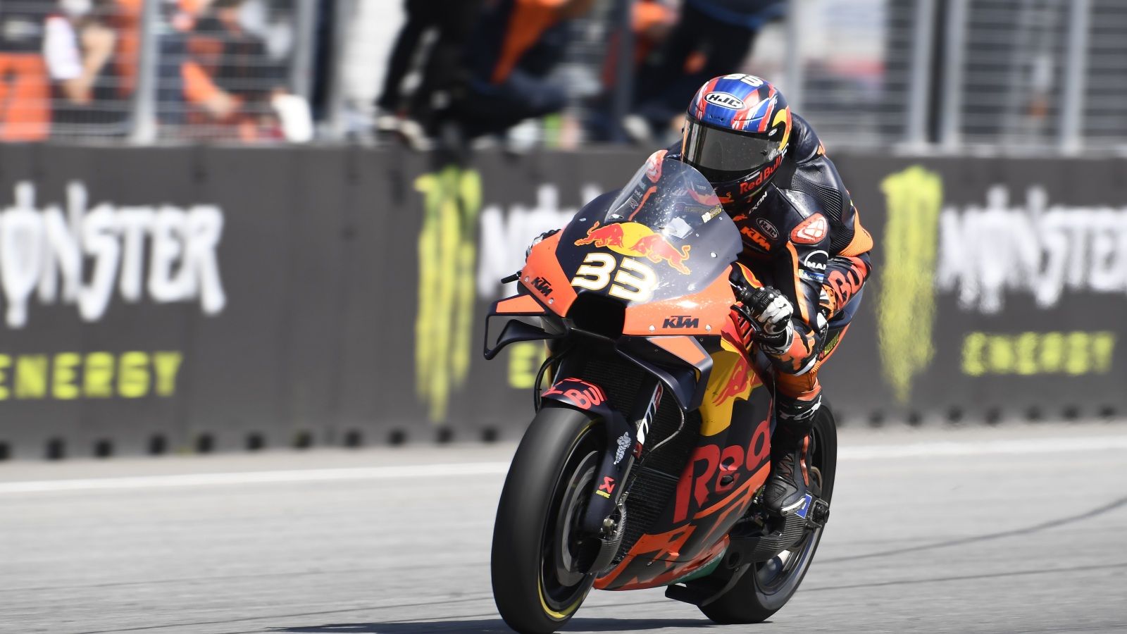 Brad Binder cruza la meta para lograr su primera victoria en MotoGP (Fotos: Gold & Goose).