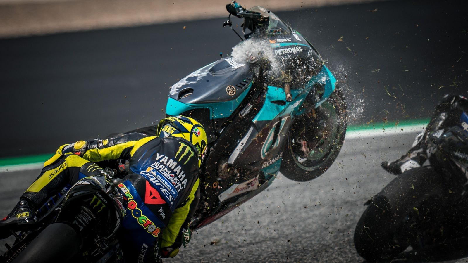 El milagro de Austria: Una Ducati desbocada roza a Viñales y Rossi