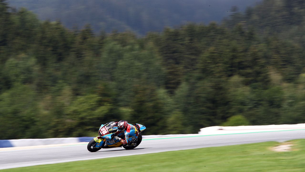 El fiable Sam Lowes domina en Moto2
