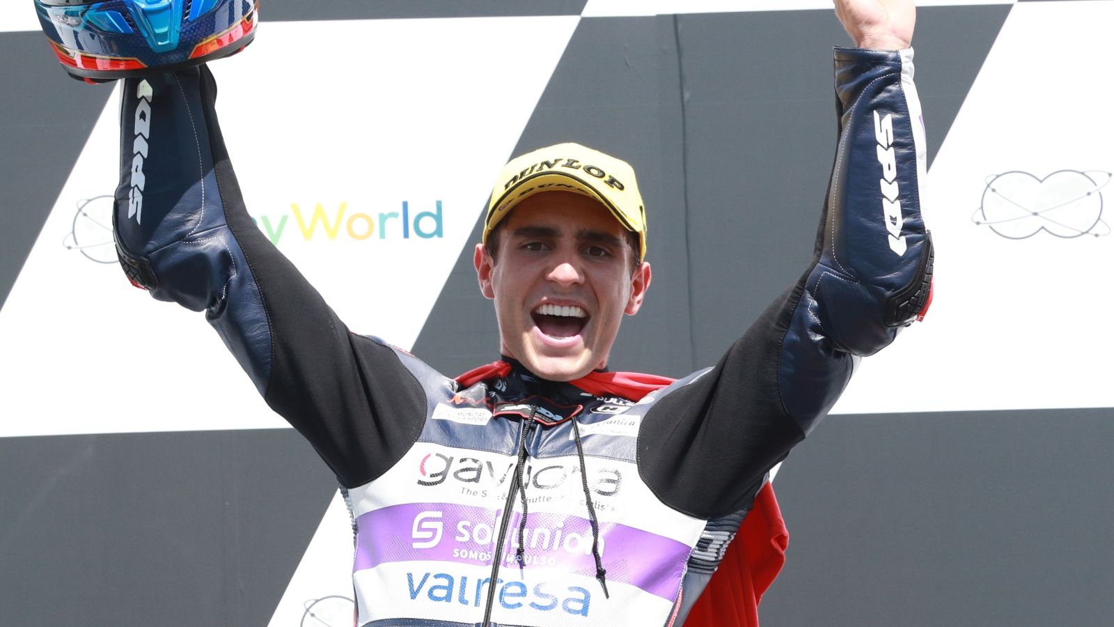 Albert Arenas celebrando la victoria conseguida en Austria, la tercera de 2020.